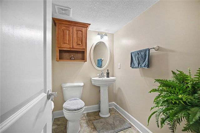 6989 141st Street, Basehor, KS 66007