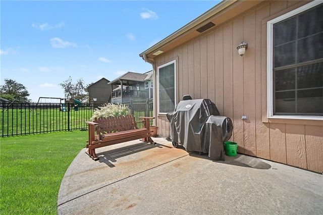 6989 141st Street, Basehor, KS 66007
