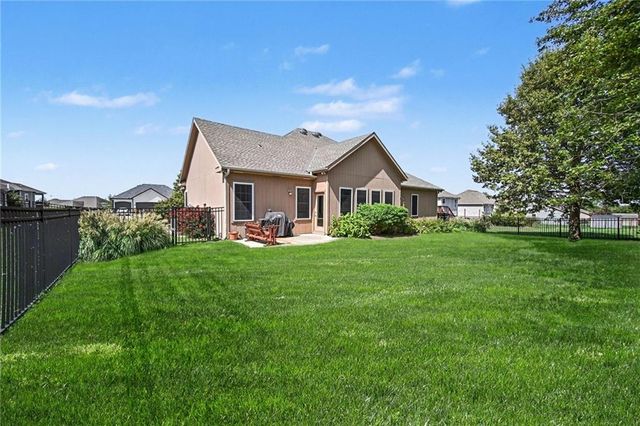 6989 141st Street, Basehor, KS 66007