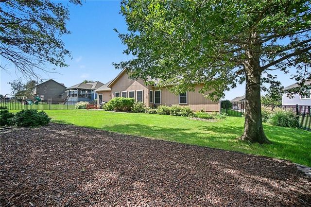 6989 141st Street, Basehor, KS 66007