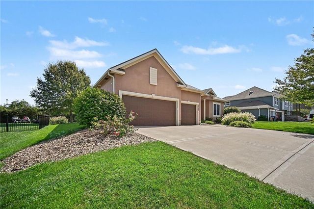 6989 141st Street, Basehor, KS 66007