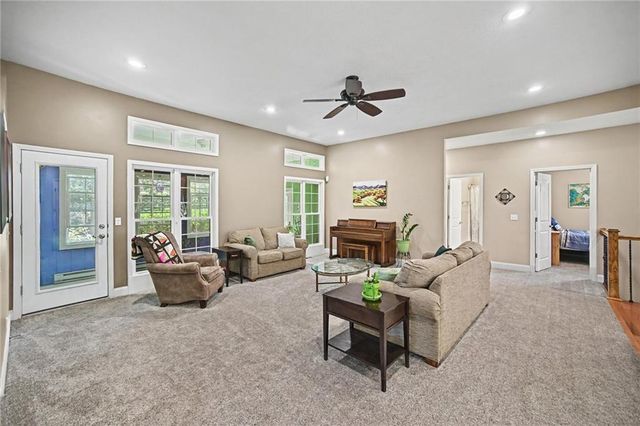6989 141st Street, Basehor, KS 66007
