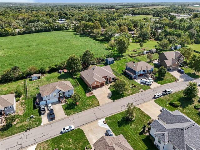 6989 141st Street, Basehor, KS 66007