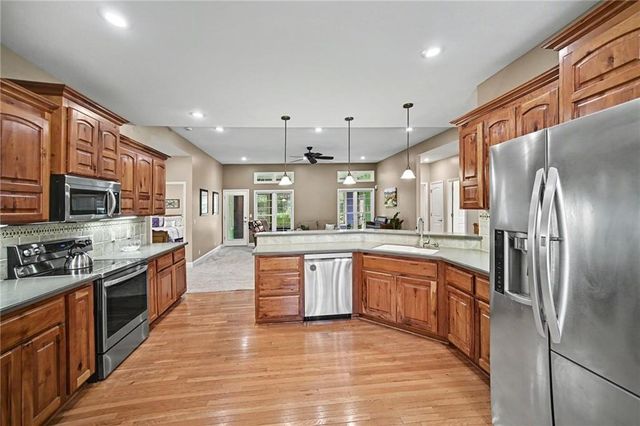 6989 141st Street, Basehor, KS 66007