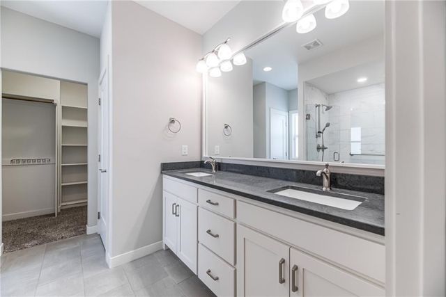 8141 N Farley Avenue, Kansas City, MO 64158