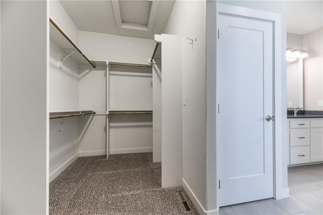 8141 N Farley Avenue, Kansas City, MO 64158