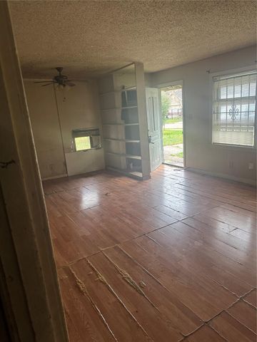 5950 Doolittle Boulevard, Houston, TX 77033