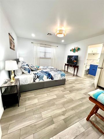 5420 Avenue O, Galveston, TX 77551