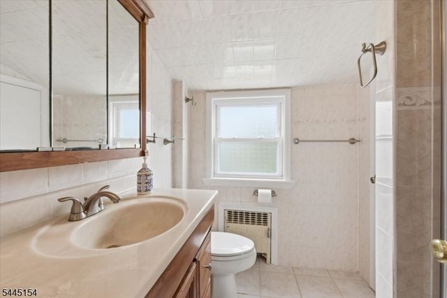 208 Baldwin Ave, New Milford Boro, NJ 07646