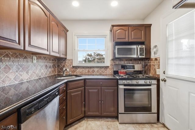 208 Baldwin Ave, New Milford Boro, NJ 07646