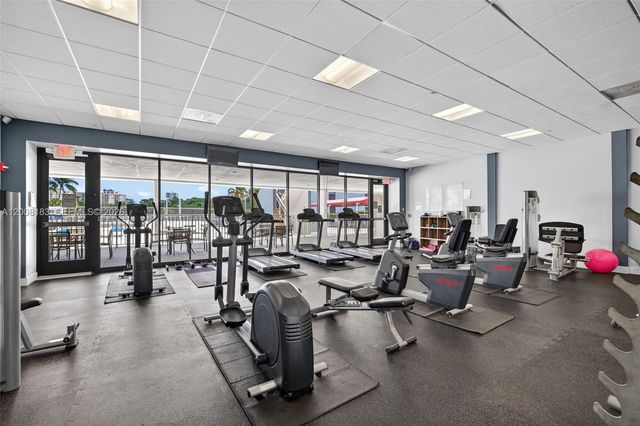 3675 N Country Club Dr 410, Aventura, FL 33180