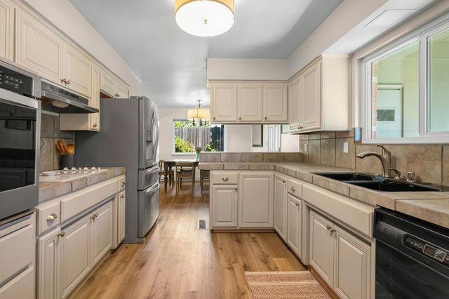 1803 Tanglewood Ln, Roseville, CA 95661