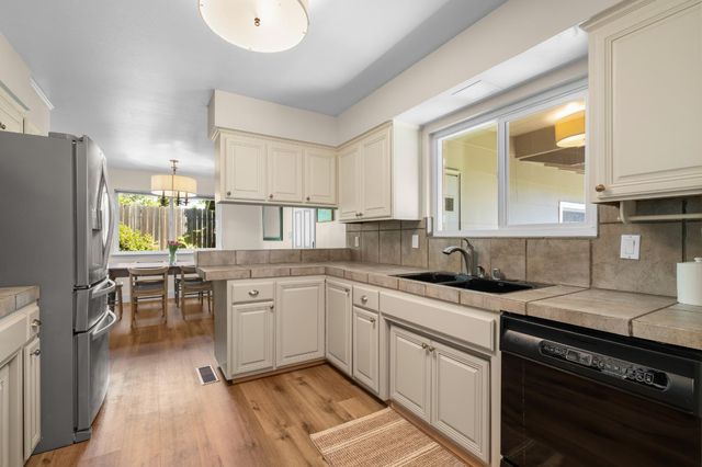 1803 Tanglewood Ln, Roseville, CA 95661