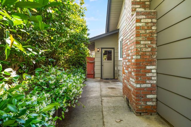 1803 Tanglewood Ln, Roseville, CA 95661