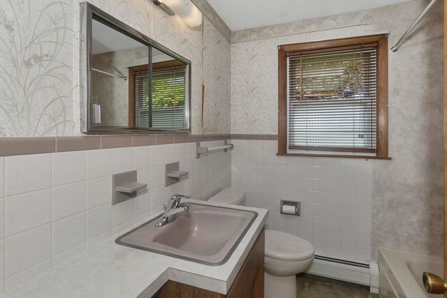 20 Hendom Dr, Agawam, MA 01030