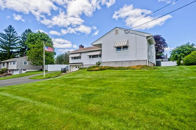20 Hendom Dr, Agawam, MA 01030