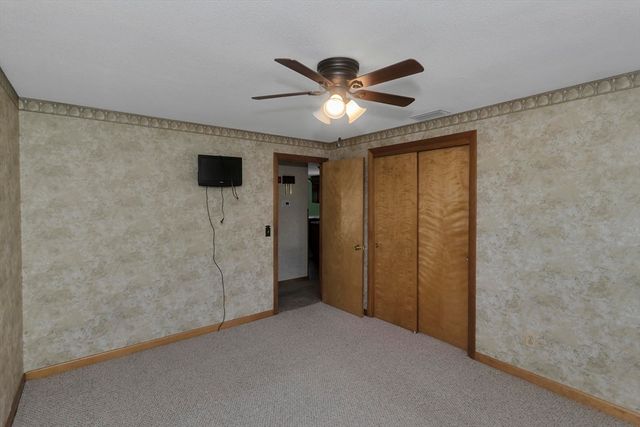20 Hendom Dr, Agawam, MA 01030