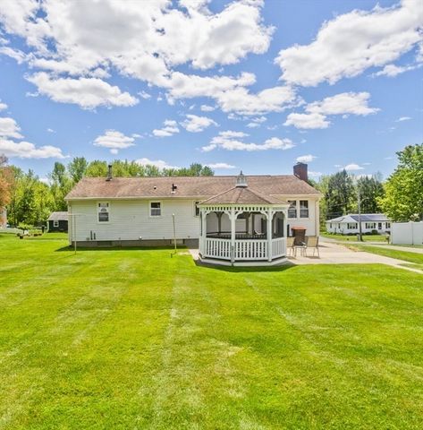 20 Hendom Dr, Agawam, MA 01030