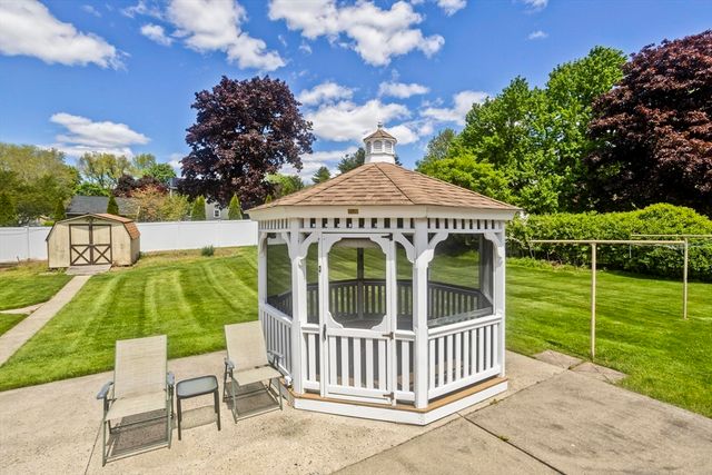 20 Hendom Dr, Agawam, MA 01030