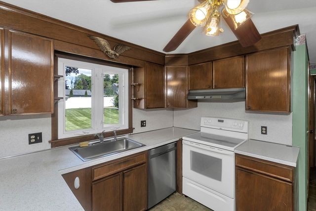 20 Hendom Dr, Agawam, MA 01030