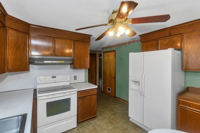 20 Hendom Dr, Agawam, MA 01030