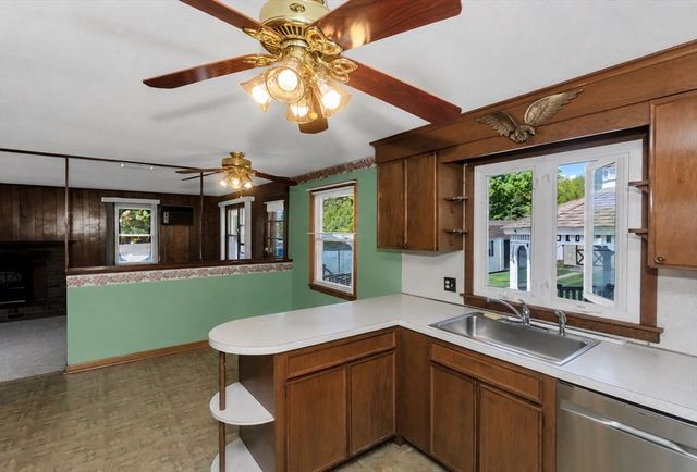 20 Hendom Dr, Agawam, MA 01030