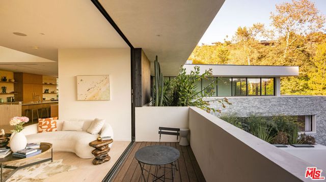 7681 Willow Glen Road, Los Angeles, CA 90046