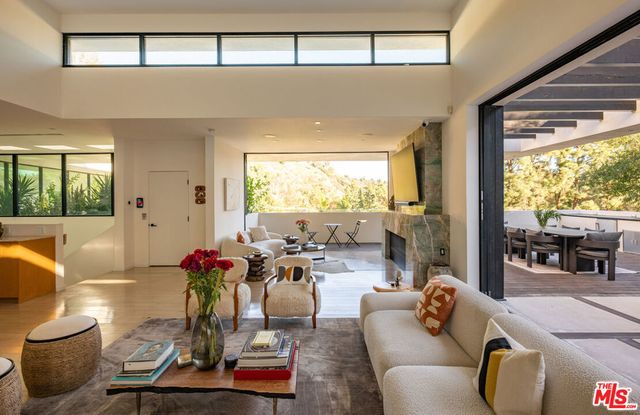 7681 Willow Glen Road, Los Angeles, CA 90046