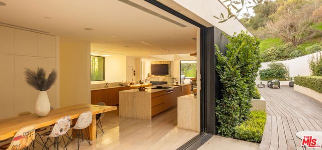 7681 Willow Glen Road, Los Angeles, CA 90046