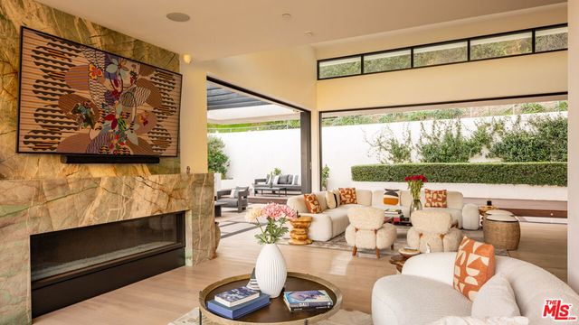 7681 Willow Glen Road, Los Angeles, CA 90046