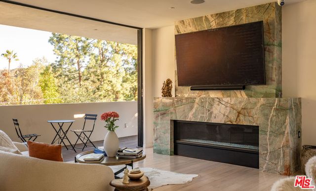 7681 Willow Glen Road, Los Angeles, CA 90046