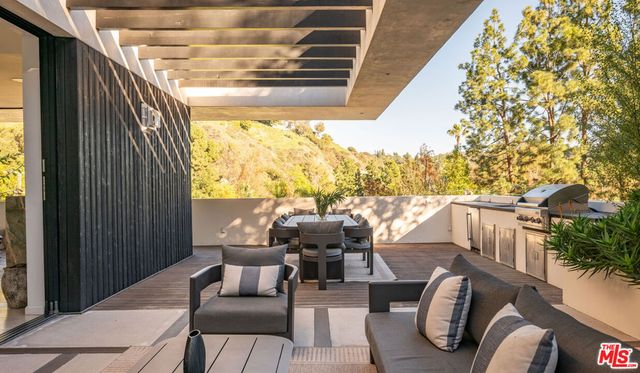 7681 Willow Glen Road, Los Angeles, CA 90046