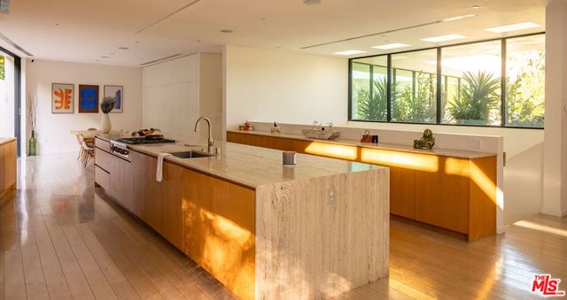 7681 Willow Glen Road, Los Angeles, CA 90046