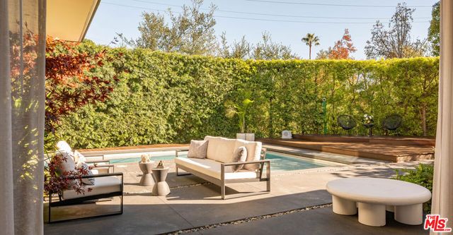 7681 Willow Glen Road, Los Angeles, CA 90046