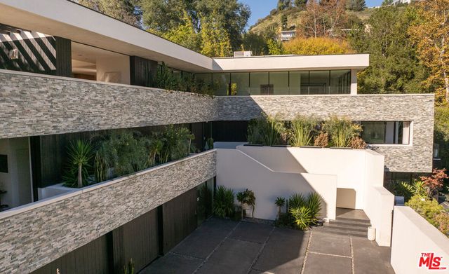 7681 Willow Glen Road, Los Angeles, CA 90046