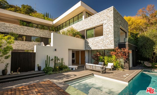 7681 Willow Glen Road, Los Angeles, CA 90046