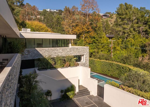 7681 Willow Glen Road, Los Angeles, CA 90046