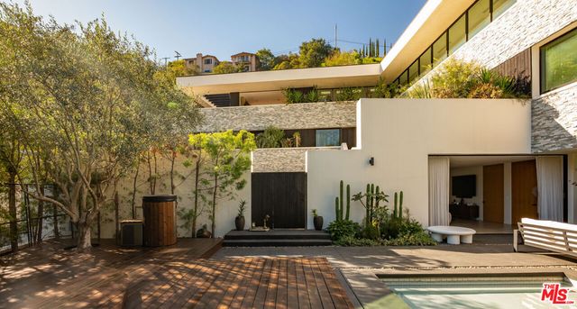 7681 Willow Glen Road, Los Angeles, CA 90046