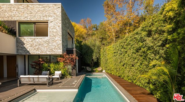 7681 Willow Glen Road, Los Angeles, CA 90046