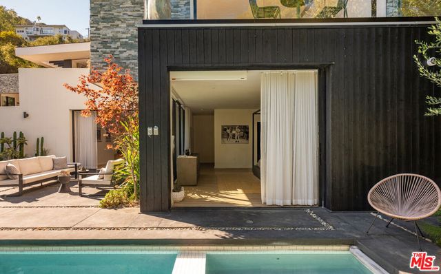 7681 Willow Glen Road, Los Angeles, CA 90046