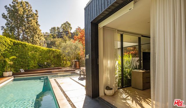 7681 Willow Glen Road, Los Angeles, CA 90046