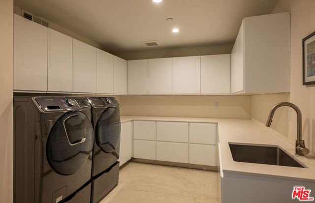 7681 Willow Glen Road, Los Angeles, CA 90046