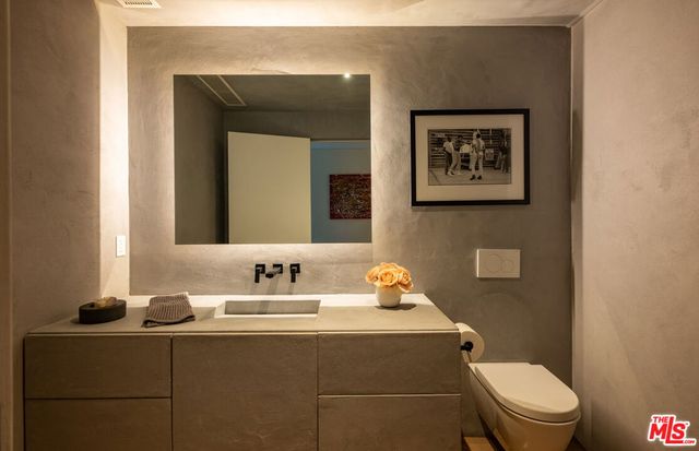 7681 Willow Glen Road, Los Angeles, CA 90046