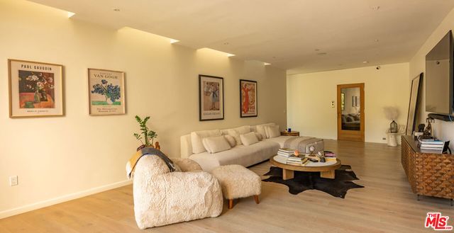 7681 Willow Glen Road, Los Angeles, CA 90046