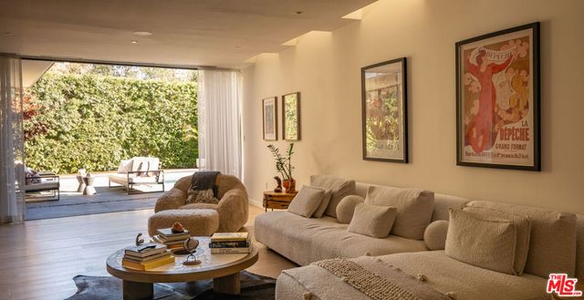 7681 Willow Glen Road, Los Angeles, CA 90046