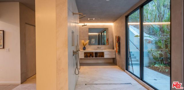 7681 Willow Glen Road, Los Angeles, CA 90046