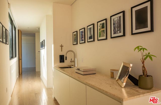 7681 Willow Glen Road, Los Angeles, CA 90046