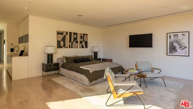 7681 Willow Glen Road, Los Angeles, CA 90046