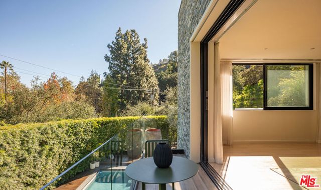 7681 Willow Glen Road, Los Angeles, CA 90046