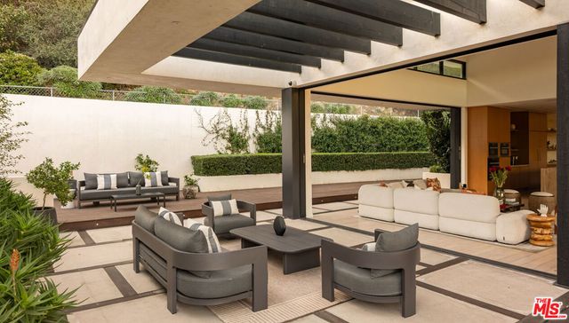 7681 Willow Glen Road, Los Angeles, CA 90046